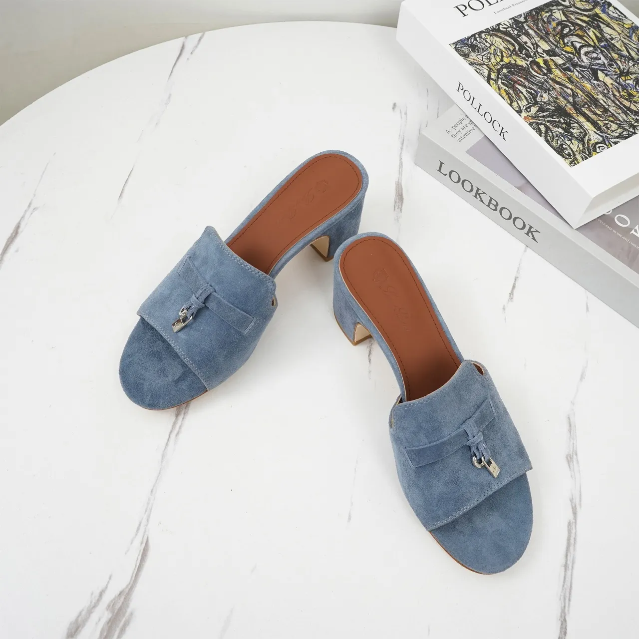 👟👟Ex-factory price 440👟👟 Genuine leather sole +30 suede sheepskin slippers with a strap decorated with Loro Piana My Charms charms and decorated with tone-on-tone stitching. Sophisticated and feminine, it pairs well with both city and resort looks. For those looking for an elegant upgrade, the summer glamor slipper is known for its slim open-back silhouette. size: 35-44 (custom-made sizes 43 and 44 are non-returnable) Upper: imported suede sheep leather (sheep), cowhide ostrich pattern, cowhide snake pattern Lining: imported high-grade mixed sheep silk Heel height: 5.5CM
